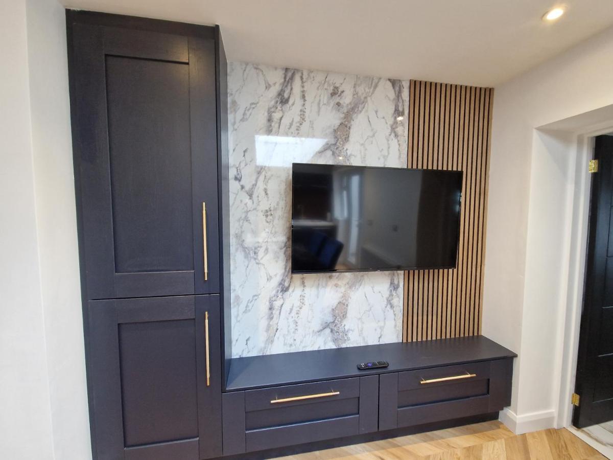 מרת'יר טידפיל 3 Bedroom Stylish Home Merthyr מראה חיצוני תמונה
