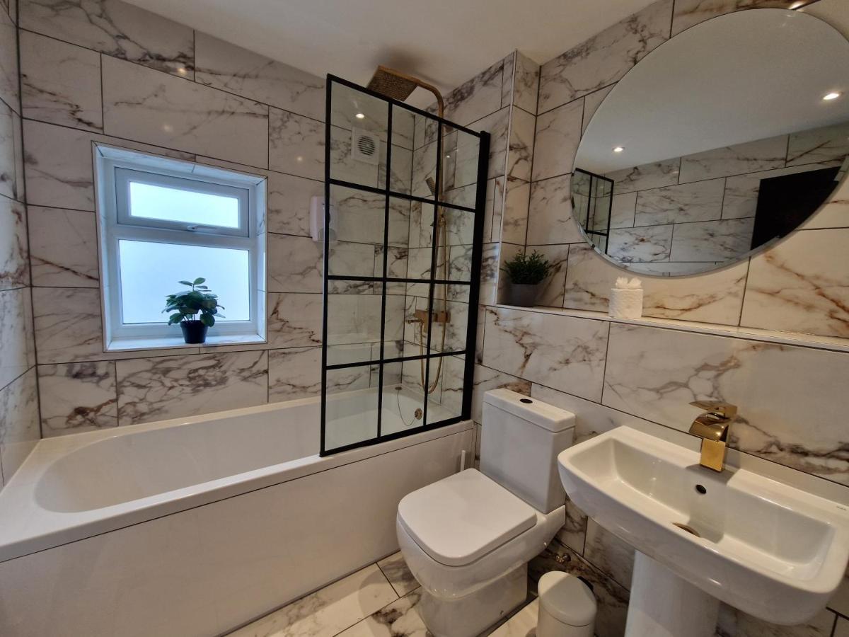 מרת'יר טידפיל 3 Bedroom Stylish Home Merthyr מראה חיצוני תמונה