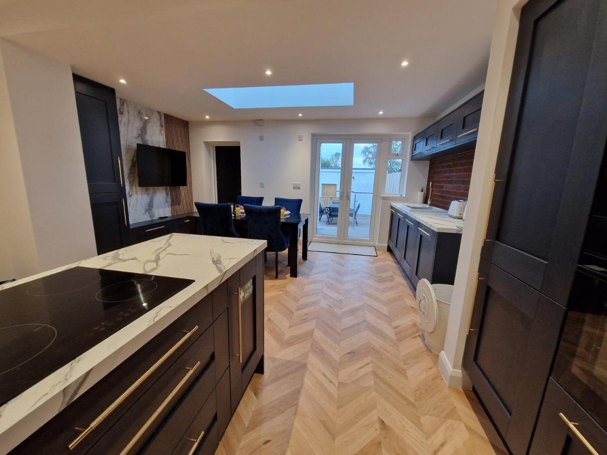 מרת'יר טידפיל 3 Bedroom Stylish Home Merthyr מראה חיצוני תמונה